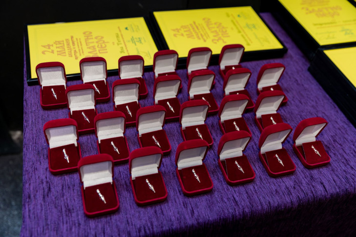 Čestný odznak Zlaté pero © Ivo Chupetlovski Čestný odznak Zlaté pero © Ivo Chupetlovski