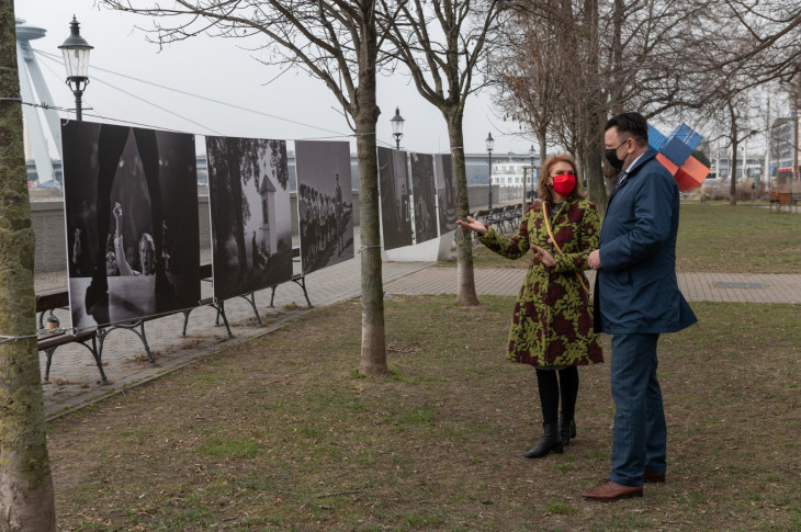Genpor. Mgr. Bc. Tomáš Tuhý, Ph.D. MBA, velvyslanec ČR na Slovensku a Monika Koblerová, řiditelka Českého centra Bratislava. Fotograf © Peter Korček
