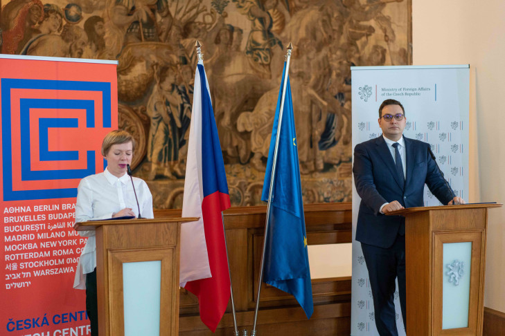 Jitka Pánek Jurková, generální ředitelka Českých center a Jan Lipavský, ministr zahraničních věcí ČR © Česká centra Jitka Pánek Jurková, generální ředitelka Českých center a Jan Lipavský, ministr zahraničních věcí ČR © Česká centra