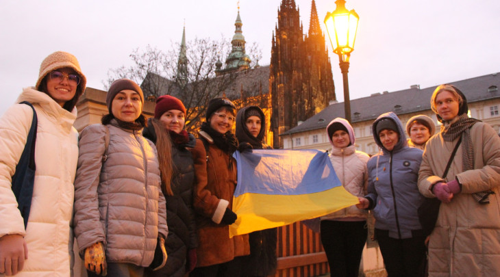 V roce 2023 započala spolupráce s mezinárodní platformou Máš umělecké střevo (MUS) věnující se vzdělávací činnosti pro děti v oblasti současného vizuálního umění. V rámci projektu Umělci po škole byl uspořádám pro vybrané učitelky z Ukrajiny speciální několikadenní program v Praze. V letošním roce bude ukrajinská linie projektu pokračovat.