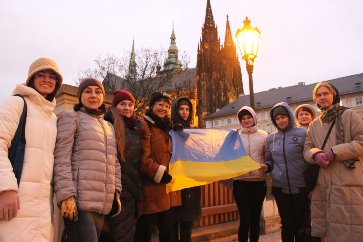 V roce 2023 započala spolupráce s mezinárodní platformou Máš umělecké střevo (MUS) věnující se vzdělávací činnosti pro děti v oblasti současného vizuálního umění. V rámci projektu Umělci po škole byl uspořádám pro vybrané učitelky z Ukrajiny speciální několikadenní program v Praze. V letošním roce bude ukrajinská linie projektu pokračovat.