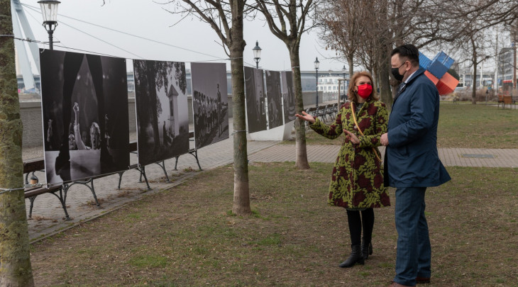 Genpor. Mgr. Bc. Tomáš Tuhý, Ph.D. MBA, velvyslanec ČR na Slovensku a Monika Koblerová, řiditelka Českého centra Bratislava. Fotograf © Peter Korček