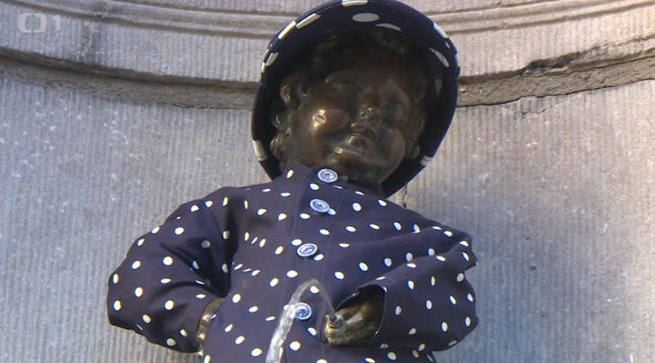 Bruselská soška má oblek z Česka