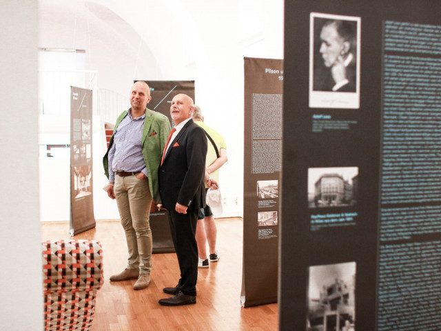 © Kristýna Jordánová Zleva doprava: Dr. Rainald Franz (MAK), Mojmír Jeřábek, Dr. Michael Macek (MAK); mezi panely plzeňské části výstavy a před hlavní střední stěnou