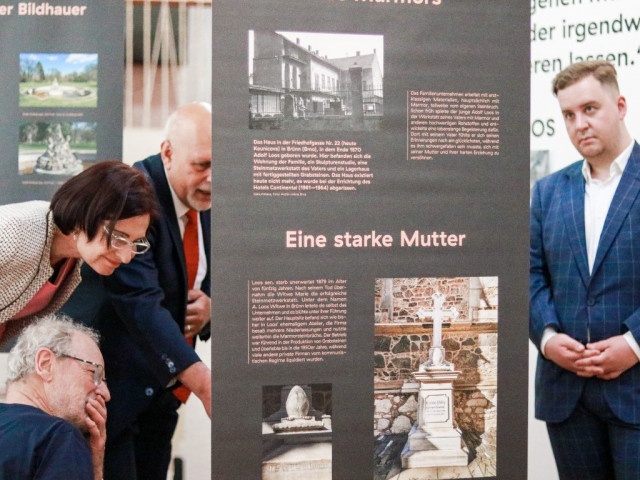 © Kristýna Jordánová Zleva doprava: Prof. Dr. Ivo Hammer, Zuzana Brikcius, Dr. Mojmír Jeřábek, Vojtech Joza; okolo panelu o rodičích Adolfa Loose