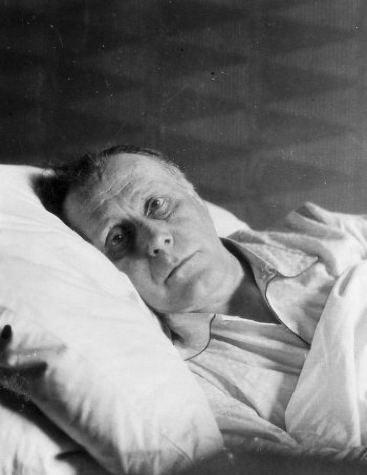 Adolf Loos v době nemoci v roce 1930, © Karel Lhota, Západočeská galerie v Plzni, A13/77 © Karel Lhota, Západočeská galerie v Plzni, A13/77