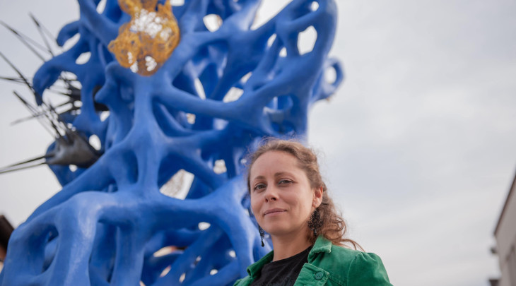 Česká centra pro Ukrajinu: V Pražské tržnici byla nově umístěna socha symbolické Ochránkyně od ukrajinské umělkyně Ani Svami