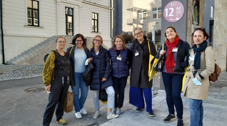 Kurátorky a zástupkyně Českých center před AZ Design Studio, Nový Bor Foto: © Paloma Pastor