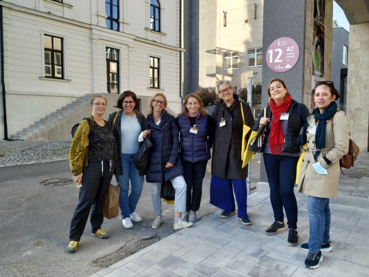 Kurátorky a zástupkyně Českých center před AZ Design Studio, Nový Bor Foto: © Paloma Pastor