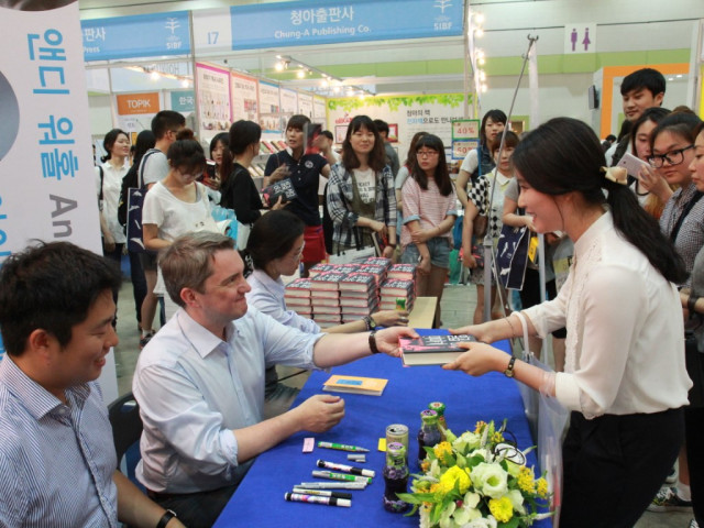 Autogramiáda Miloše Urbana, Seoul Book Fair, 2014