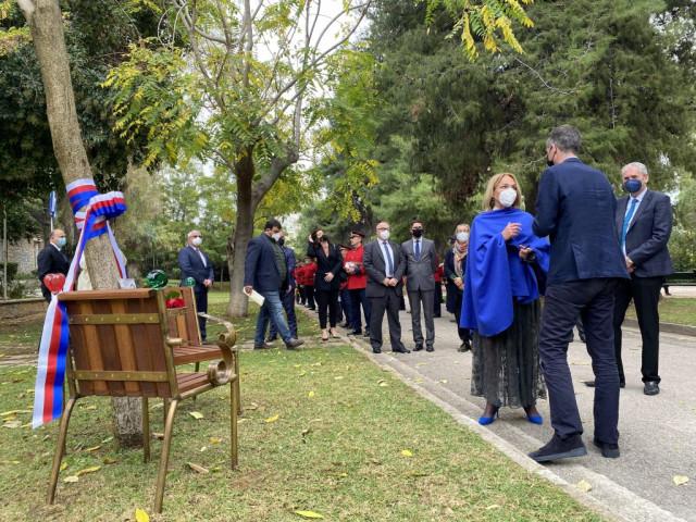 Umístění Lavičky Václava Havla v Athénách při příležitosti 10. výročí jeho úmrtí - inaugurace © České centrum Athény