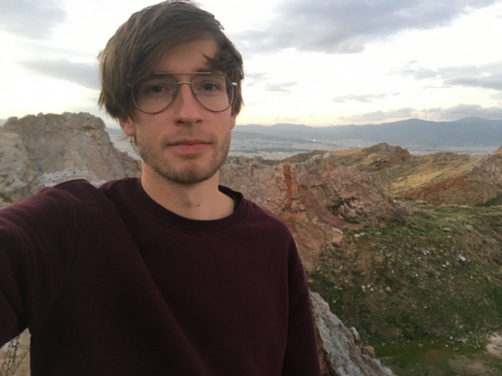 Stážista Tomáš Starý v opuštěném lomu při svém působení v Českém centru Athény © Tomáš Starý