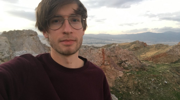 Stážista Tomáš Starý v opuštěném lomu při svém působení v Českém centru Athény © Tomáš Starý