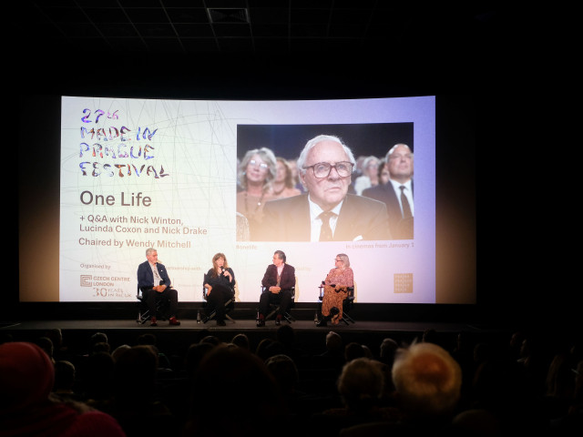 Promítání filmu One Life, panelisté: Nick Drake, Lucinda Coxon, Nick Winton a moderátorka Wendy Mitchell © Jan Pavelka