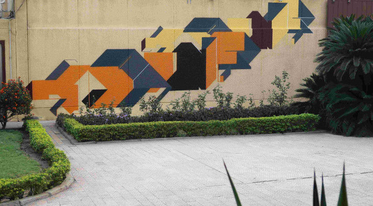 Umělec Zeb One vytvořil mural na Velvyslanectví ČR v Káhiře. Návrh inspirovaly pyramidy i brutalistní architektura