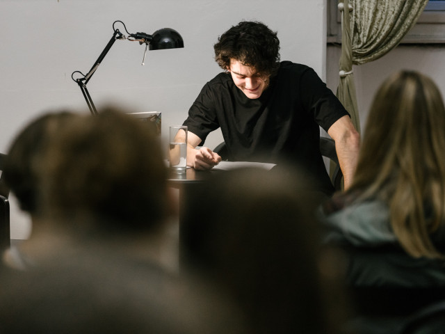 Noc literatury 2022 – Josef Trojan čte v Lužickém semináři © Jakub Červenka