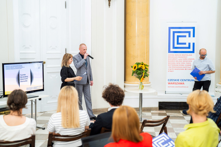 Ředitel Moravské filharmonie Olomouc Jonáš Harman prezentuje turné MFO v Polsku © MFO