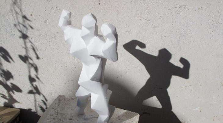 GEOMUŽI, 2012, SOUBOR ŠESTI SÁDROVÝCH SOCH, SVĚTLO, STÍN © Lenka Klodová