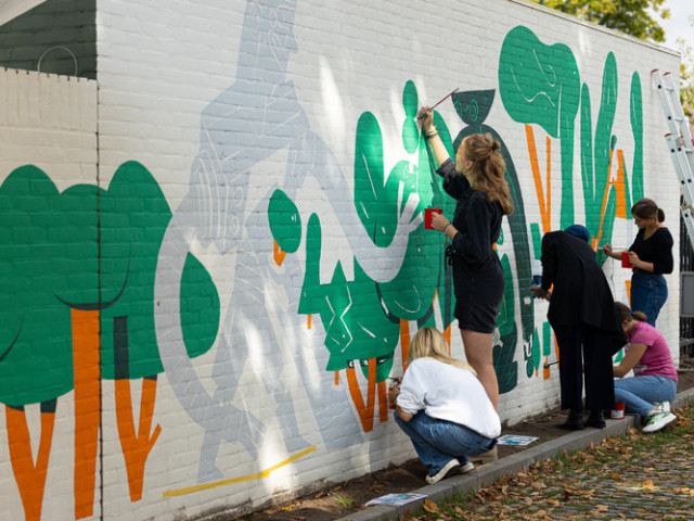 The students of the Stedelijk Gymnasium Breda help to paint the mural © Rosa Meininger