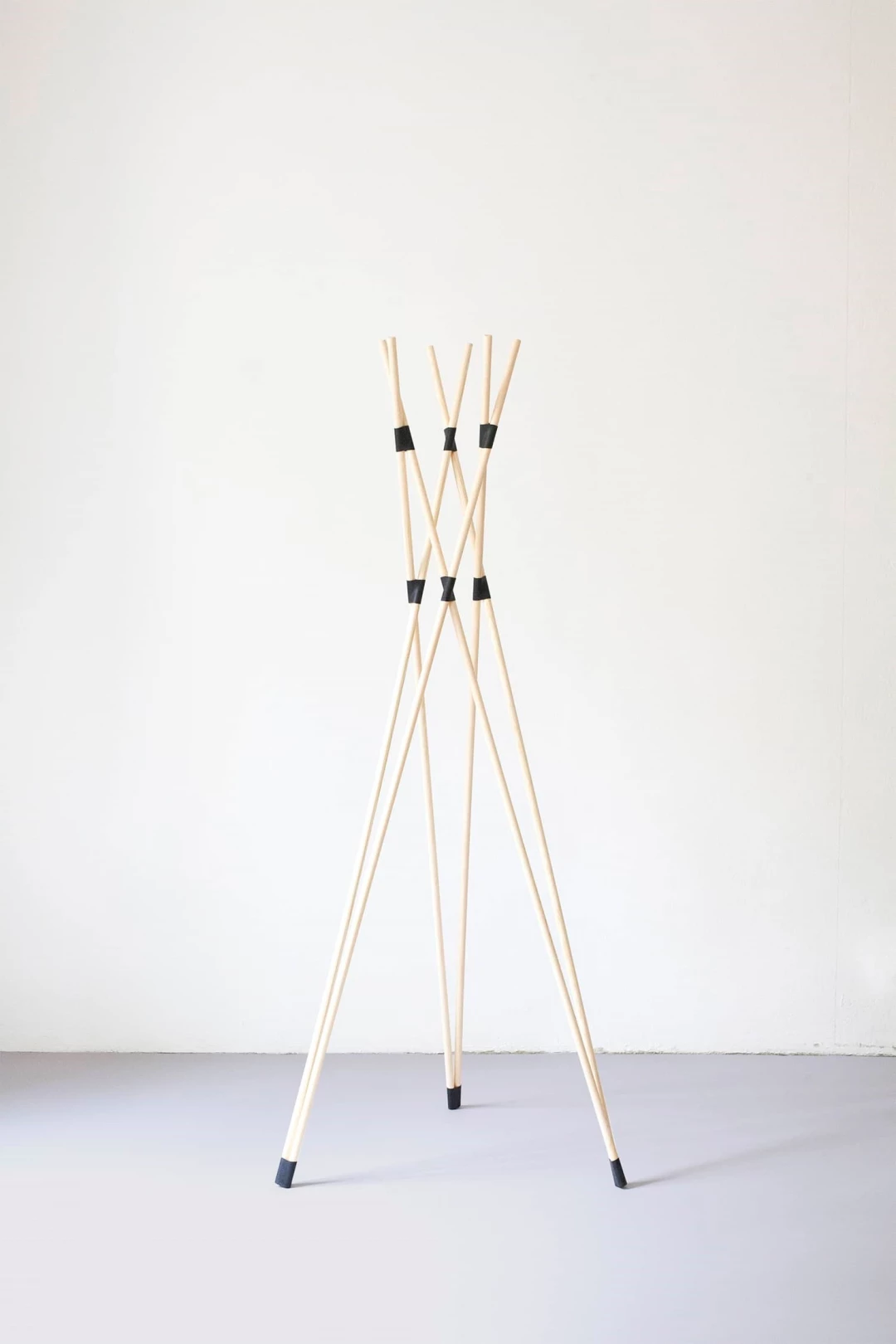 TeePee - minimalistický a elegantní věšák na oblečení © Studio Herrmann & Coufal